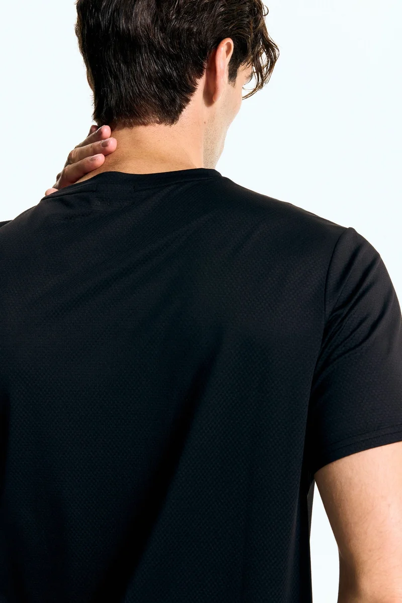 اتش اند ام تي-شيرت رياضي شبكي من نسيج دراي موف